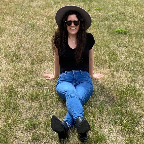 Meet your Posher, Nicole - Picture 3 of 3